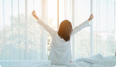 目覚めが良い朝を迎える女性