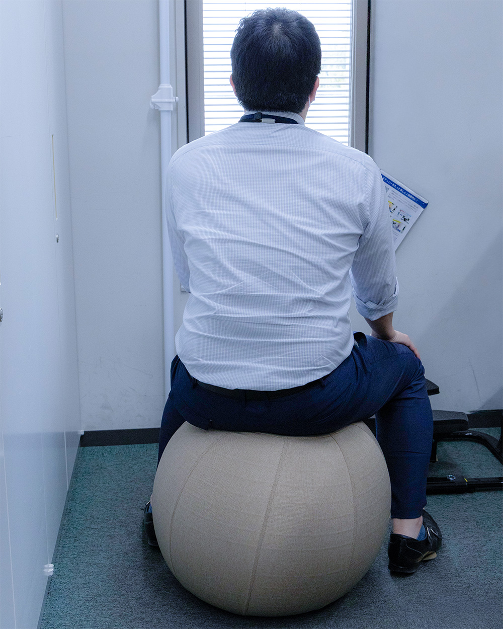 バランスボールに乗る人