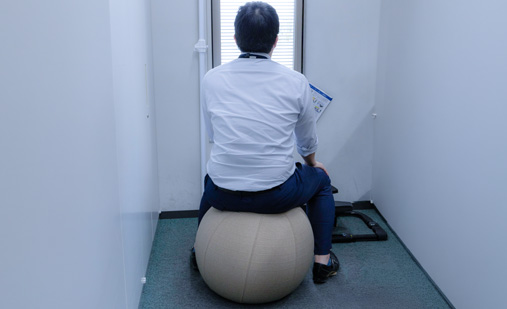 バランスボールに乗る人